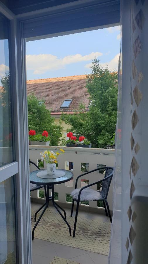 Anna Gyoengye Apartman Debrecen Buitenkant foto