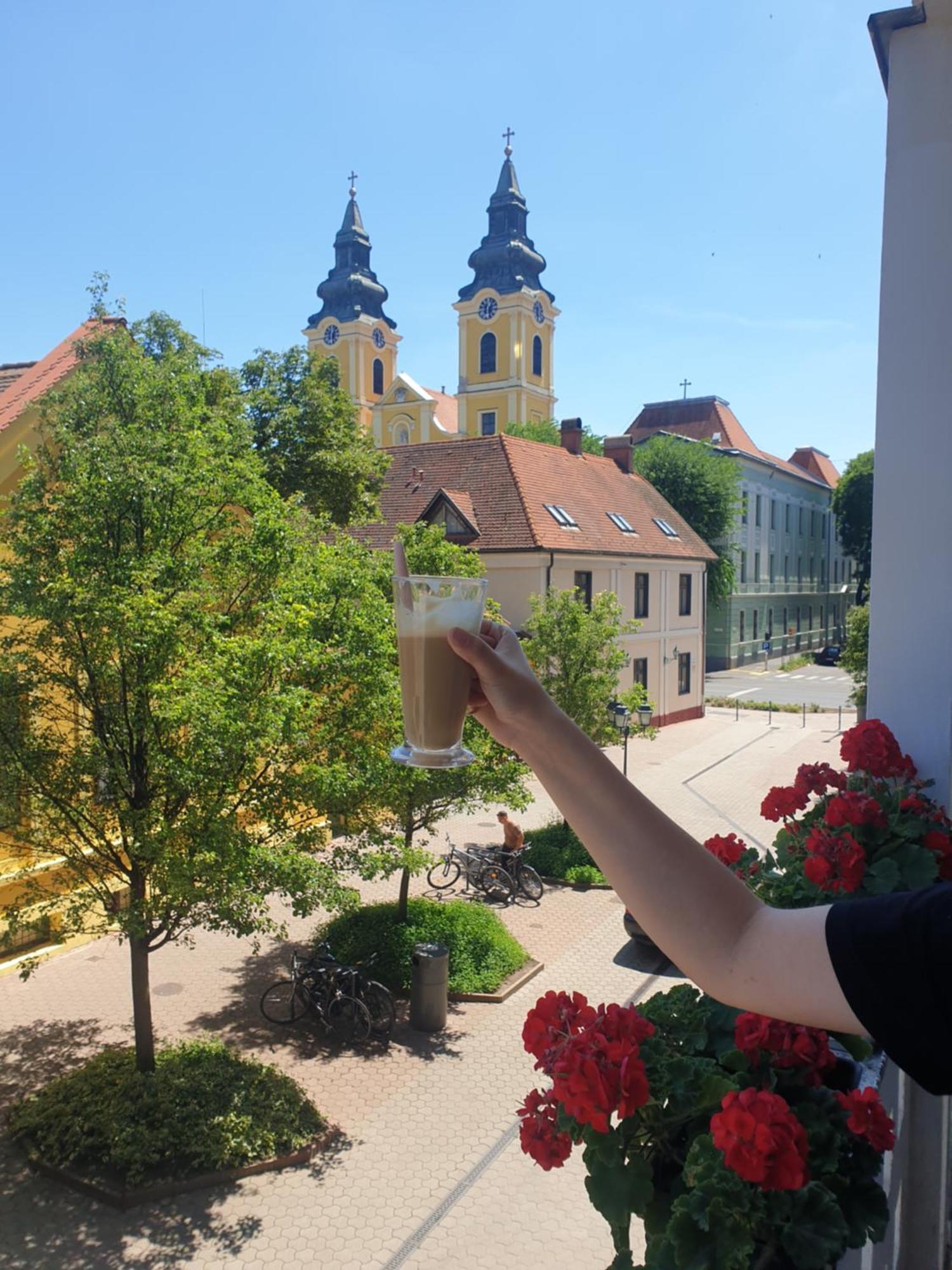Anna Gyoengye Apartman Debrecen Buitenkant foto